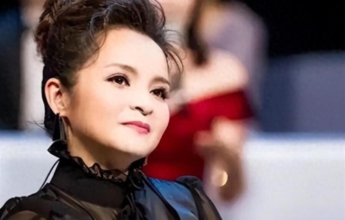 曾因身高不足1米5遭群嘲，却凭奖项拿不停，如今女儿更继承其天赋