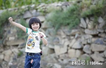 17岁Kimi无滤镜近照曝光！和林志颖同框像兄弟，低调长大太惊艳