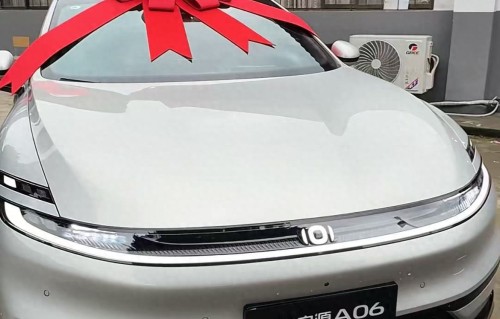 歌手吴克群向重庆一山村老年食堂赠汽车，村干部：有车方便接送老人，还能给瘫痪老人送餐上门 