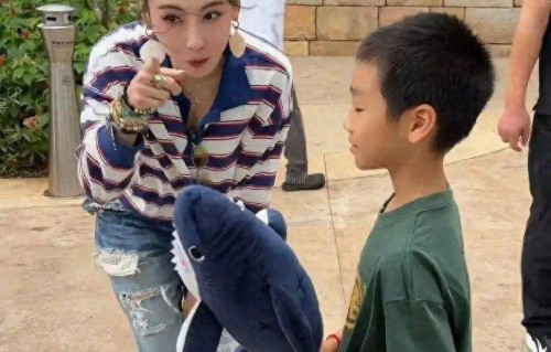 张柏芝三亚带娃被拍,素颜无修图走红,她没在对抗衰老反而赢