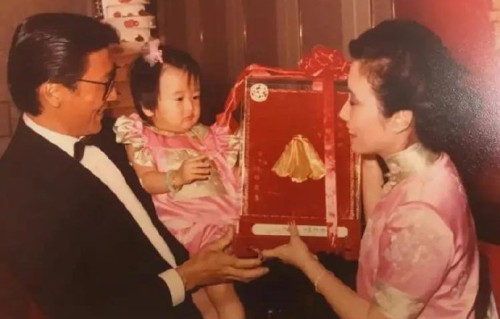 1983年汪明荃认谢婷婷为干女儿时有哪些仪式细节？