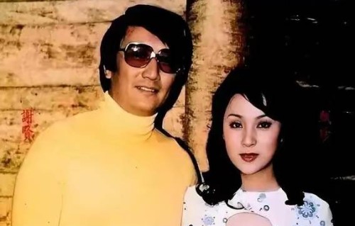 在机场听闻谢贤离世，前妻甄珍哭得痛不欲生，他是我的初恋，我的心里永远有个重要的位置给他
