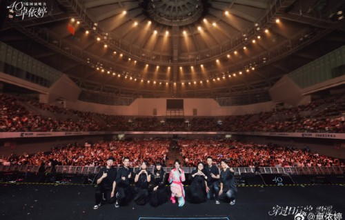 卓依婷的演唱会现场有哪些感人的细节和歌迷互动？|舞台|合唱|穿越|票根|汕头