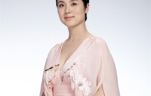 她是著名歌唱家，丈夫曾是央视主持，47岁儿女双全担任企业高管