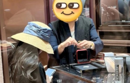 刘亦菲SKP扫金送员工，网友：别人画饼她送金