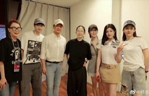 除霍汶希外，梓渝在谢霆锋演唱会后台还与哪些知名艺人进行了互动？