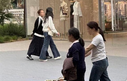 森碟18岁近照曝光!身高超1米7背香奈儿，风一样的女子长大了_新闻
