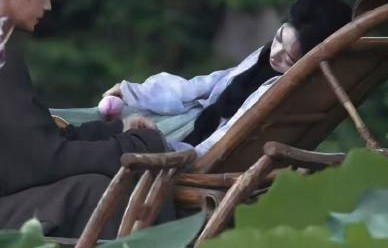 徐正溪以往角色与这次养父有何不同？