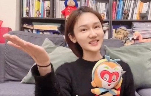 央视主持人龙洋自曝素颜，真美女颜值能打没短板，气质媲美女明星