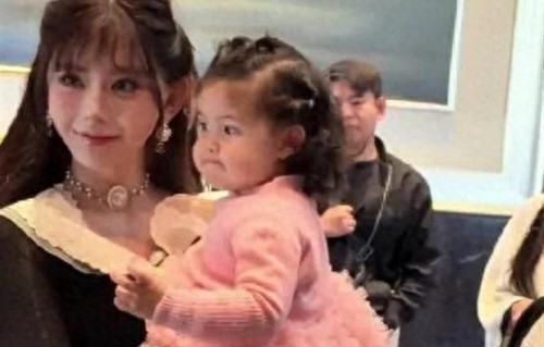 网友偶遇韩安冉带着优米，路人拍的比她自己拍的好看多了