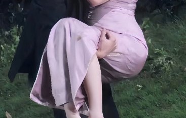 张凌赫对这场落水旗袍抱戏份有什么评价？