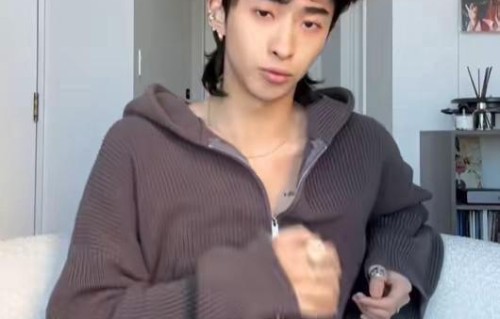 伊能静儿子晒与庾澄庆合影，父子二人地铁搞怪，长相如复制粘贴