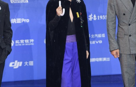 暴雨浇不灭星光！北影节红毯群星冒雨亮相，上演别样浪漫与张力