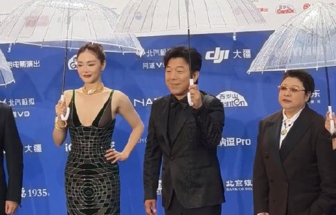 韩红插袋黄渤挂玩偶走红毯，北影节松弛感为何全网刷屏？