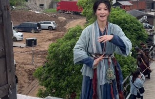 为何网友会用“跟不上网速”来形容观看卢昱晓内容的体验？