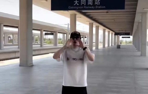 苏有朋复刻25年前《情深深雨濛濛》名场面，网友：又跑错站了