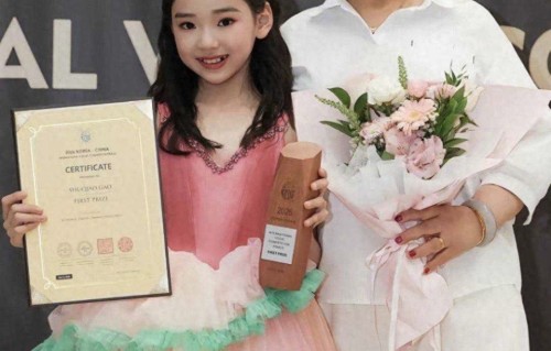 董璇带酒窝探班，为张维伊抹唇膏当众亲吻，穿宽松连衣裙孕相明显