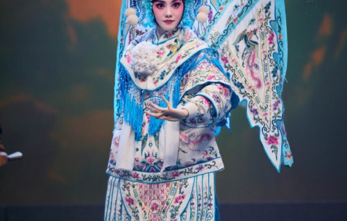 刘浩存穆桂英造型亮相，不穿红金穿冰蓝，网友：“绝美刀马旦”