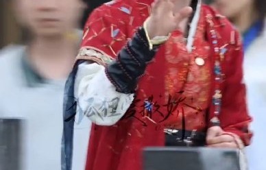 丁程鑫开推4狐狸造型 红衣古装惊艳全场_娱乐频道_中华网