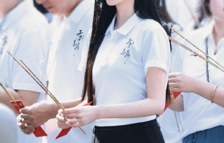 白鹿摔倒后身体是否有明显伤情？