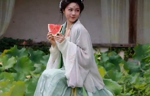 淡青古风长裙出镜，赵今麦撑着油纸伞，美感十足！|职场|犯罪|暧昧|父母|童年