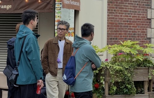 李乃文夫妇巴黎扫货，导购提三四个购物袋帮拎东西，老婆年轻漂亮
