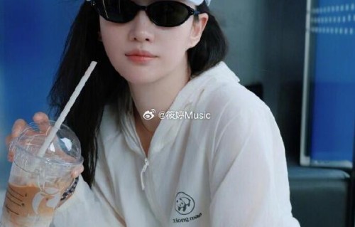 刘亦菲拿镜头当镜子的视频