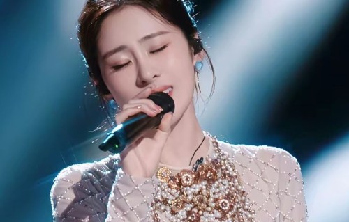 张碧晨本人是如何回应关于其编曲用力过猛的争议的？