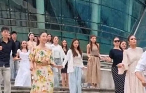 杭州街头佟丽娅林依轮共跳《爱情鸟》，法拉利大叔惊艳全场