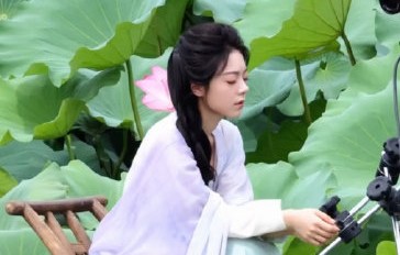 《一念江南》中赵今麦的角色与造型有哪些反差？