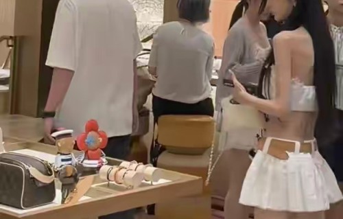王思聪日本逛街被偶遇，同行女生身形纤瘦，懒懒现身香港|香港特别行政区|短衣|恋情|女友|万达