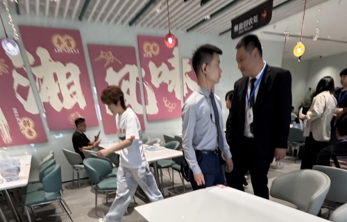 京东食堂偶遇王濛本人好瘦没有想象的那么高大T恤上写着东北甜心