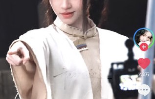 鞠婧祎在《万花世界》中的齐刘海造型为何能引发全网好评？