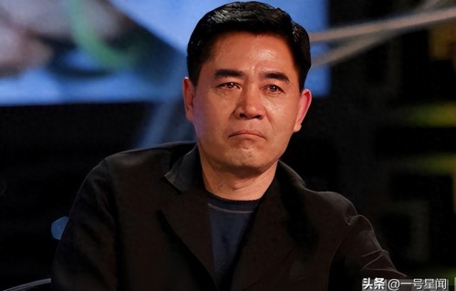 "消失已久"的陈宝国，现状曝光令人心酸，43岁的儿子成他"心病" 
