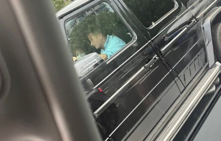 文章副驾驶再现“姚笛疑云”！网友对比眉眼惊呼：十年轮回的“周一见”_新闻