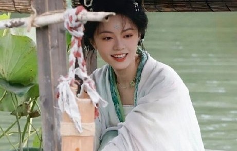 赵今麦在剧中饰演的女飞贼有哪些特点？