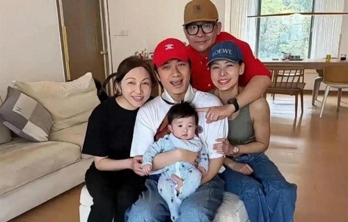 古巨基庆祝二胎首次过母亲节！57岁妻子产后恢复好，小儿子太像她
