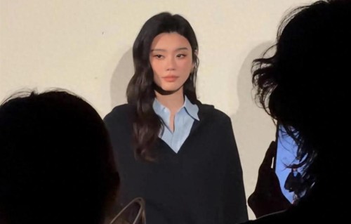 奚梦瑶吃饭被偶遇，戴平光镜素面朝天，气质像路人差点没被认出来