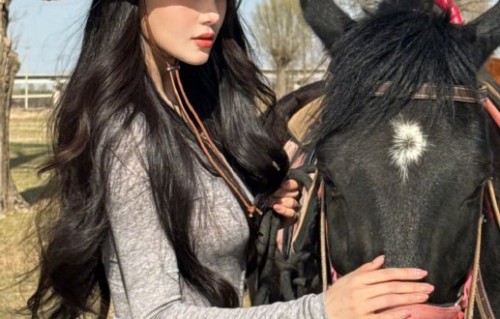张馨予海边大片封神！健康美与宠粉叮嘱双杀