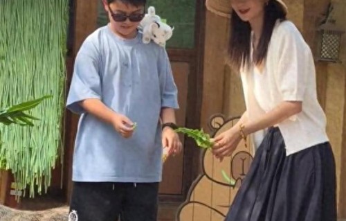 佟丽娅带儿子游玩动物园被偶遇 10岁朵朵像极了爸爸陈思诚