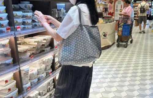60岁朱丽倩超市被偶遇，旧包红绳素面，TianWang嫂为何敢露面？