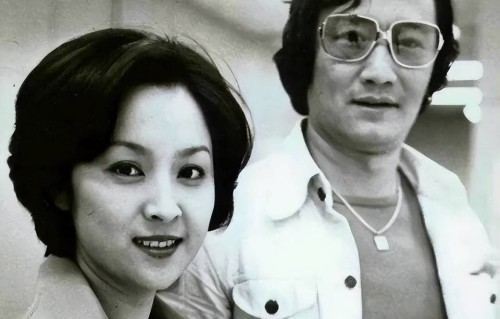 84岁甄珍机场听闻谢贤离世痛哭：婚姻两载，失联四十三年，再见不久却是永别