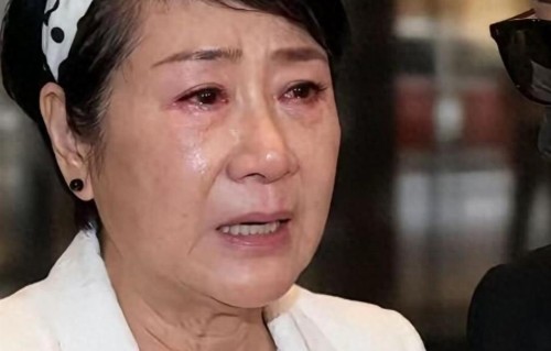 前夫葬礼，她穿白衣被骂惨：离婚三十一年的真相，让全网沉默