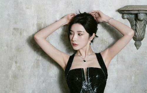 戴燕妮黑色亮片吊带礼服衬出曼妙身姿，修长腿线显冷艳贵气女王感