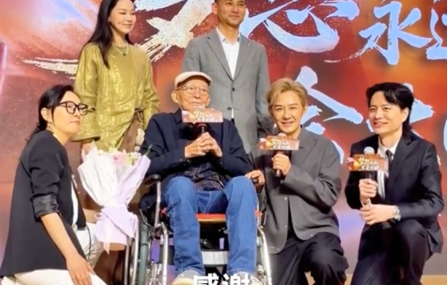 两代济公跨时空同框！93岁“爷叔”游本昌现身北京，陈浩民奉花致敬