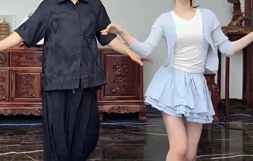 程野带着女儿同台跳舞，父女两步调一致，女儿长相水灵气质超好