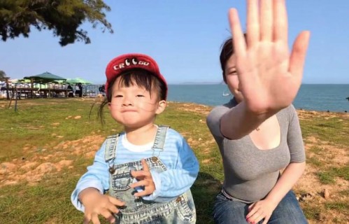 黄一鸣疑似又拿女儿炒作，去走秀，说是有神秘人打电话关照