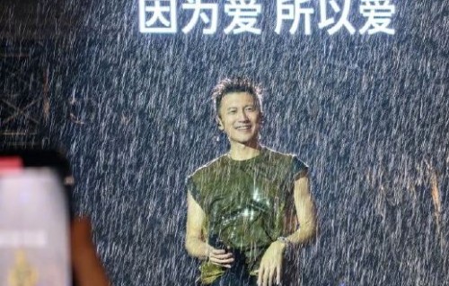 谢霆锋下雨演唱会的图片中哪些细节最感人？