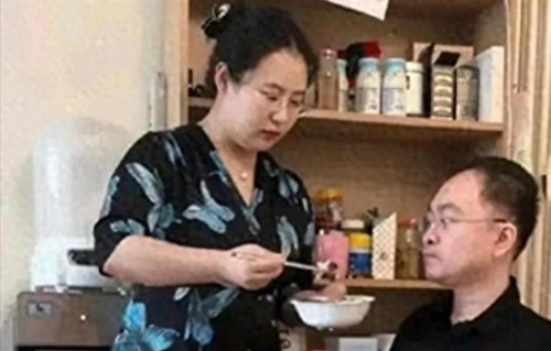 蔡磊的妻子段睿深夜发布老爷讣告：他走了，再没有人等我回去了！