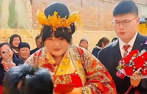 大衣哥女儿结婚才3月，陷婚变争议，不上班不打扮，二人形同陌路
